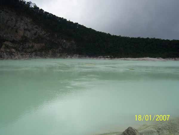 Kawah Putih yg ber uap / kabut di permukaaan air nya
