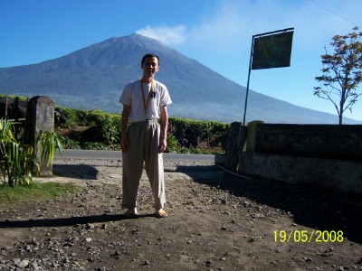 Mt_Kerinci_from_Paiman_homestay_Kersik_Tuo.jpg