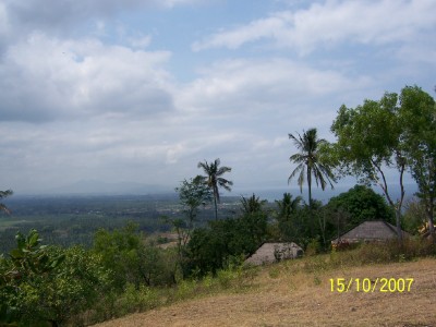 Pantai Lombok di latar belakang dari ketinggian bukit I
