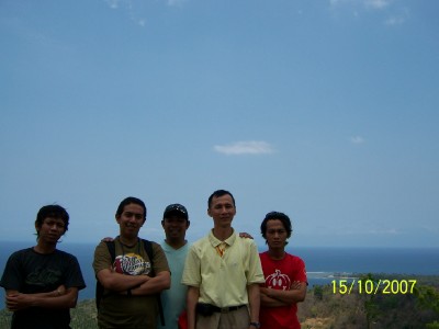 Bersama Panitia Pendakian Gn.Rinjani
Latar Belakang Pantai Senggigi dari ketinggian Bukit ke-2
