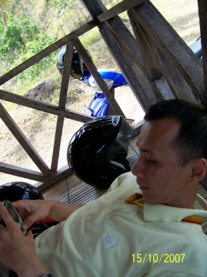 di Saung bukit ke 2, kirim sms
