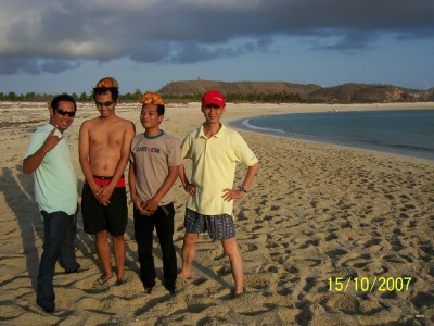 Iwan, Yudis, ? & Riv di Pantai Kuta Lombok
