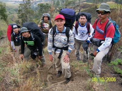 Pendaki Tangguh dalam tim Gn.Rinjani
Agustiar, Al Kadri, ?, Riv, Rifki, Kris (Ranger Gn.Gde dari jalur Sukabumi)
