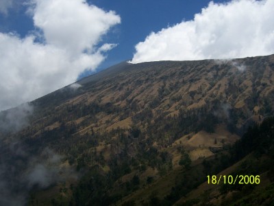 Jalan menuju Rinjani Summit
sampai di sini Tuhan masih menolong saya mendaki dgn beban berat (Carrier 20Kg!) terlalu berat.... anggaplah ini latihan persiapan ke medan yg lebih berat di Kilimanjaro, East Africa nantinya :-)
dari Base Camp I ke Base Camp ke 2
