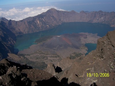 Gunung baru di tengah Segara Anak
tengah jalan dari Rinjani Summit ke Base Camp II, Plawangan Sembalun
