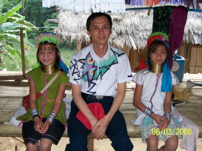 Twin Cute Girls
of Karen Long-Neck Tribe of Burmese in Thailand
