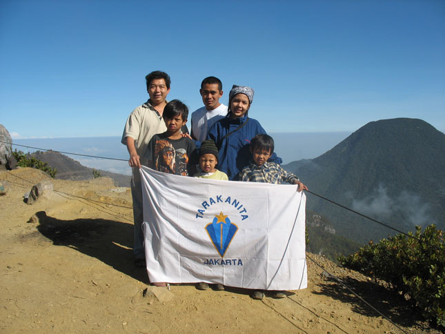 Gani dkk di puncak Gn. Gede. Ditta adalah pendaki paling kecil (6thn), tapi sudah sampai di puncak Gede sekitar 3000-an m above sea level
Keywords: Gunung Gede